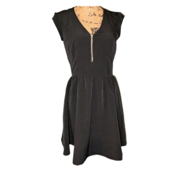 H&M Dresses & Skirts - H&M size 6  Black Mini Dress